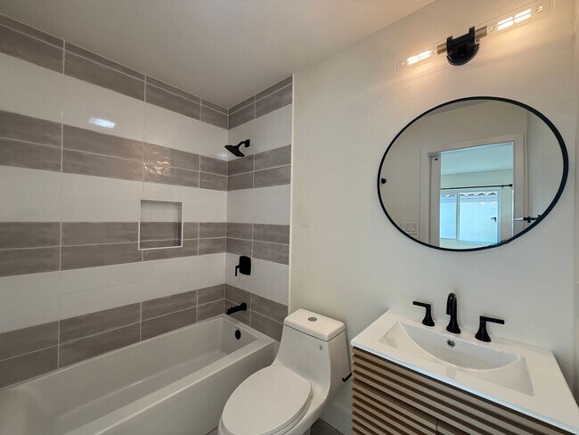 Building Photo - Stunning 2B/2.5BA Townhome in Carlsbad w/ ...