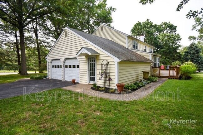 Building Photo - 5 Cedar Woods Dr