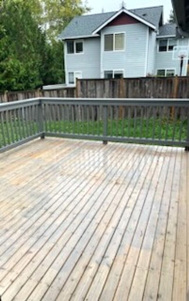 Building Photo - Lovely 3 Bedroom Recently Renovated!