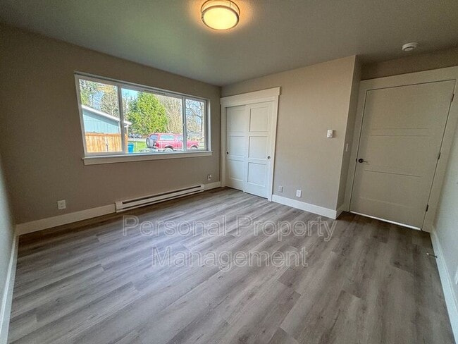 Building Photo - 112 Elm St