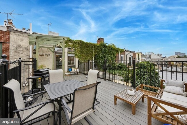 Building Photo - 1731 Bainbridge St