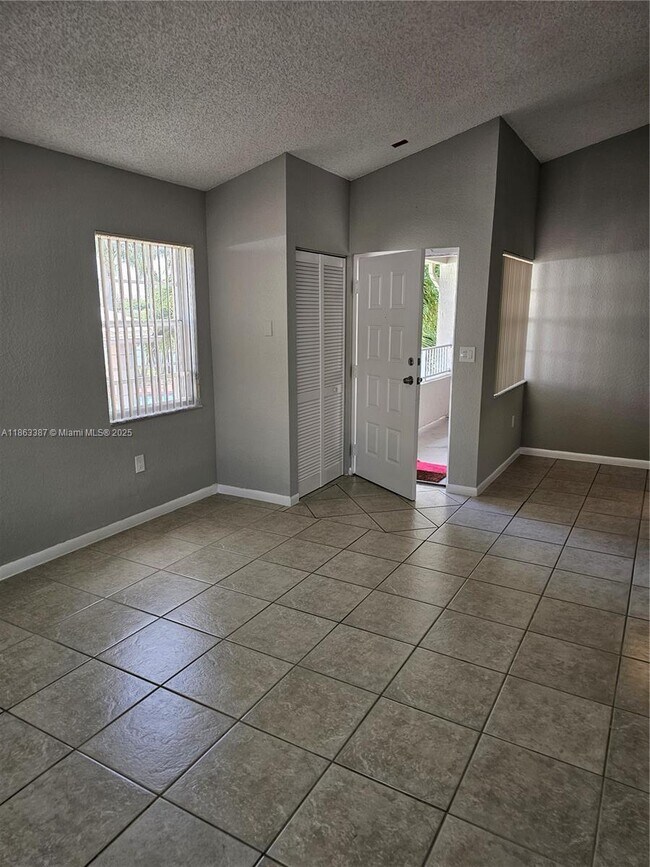 Building Photo - 2811 N Oakland Forest Dr