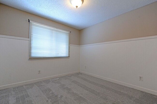 Building Photo - Beautiful 2-Bed, 2-Bath Townhome in Coon Rapids