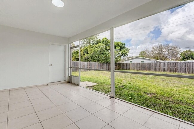 Building Photo - 6821-6825 NW 11th Place Unit 6825