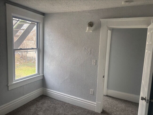 Building Photo - Charming 5-Bedroom Property in Prime Location