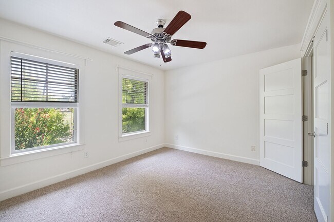 Building Photo - Beloved 3 Bedroom, 2.5 Bath Home in Brentwood