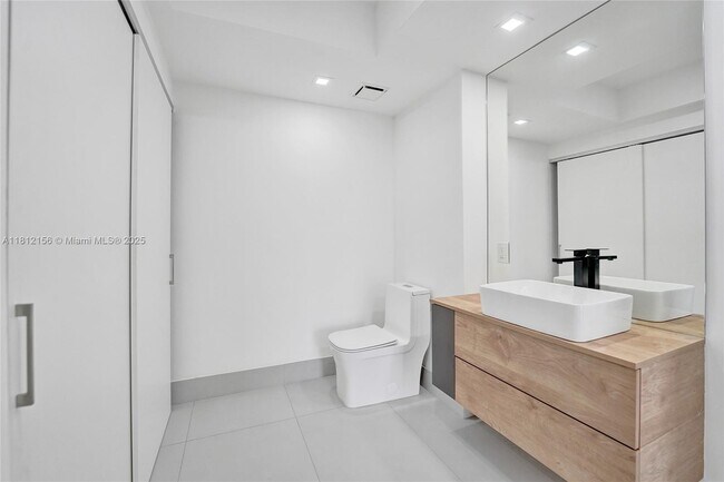 Building Photo - 20281 E Country Club Dr