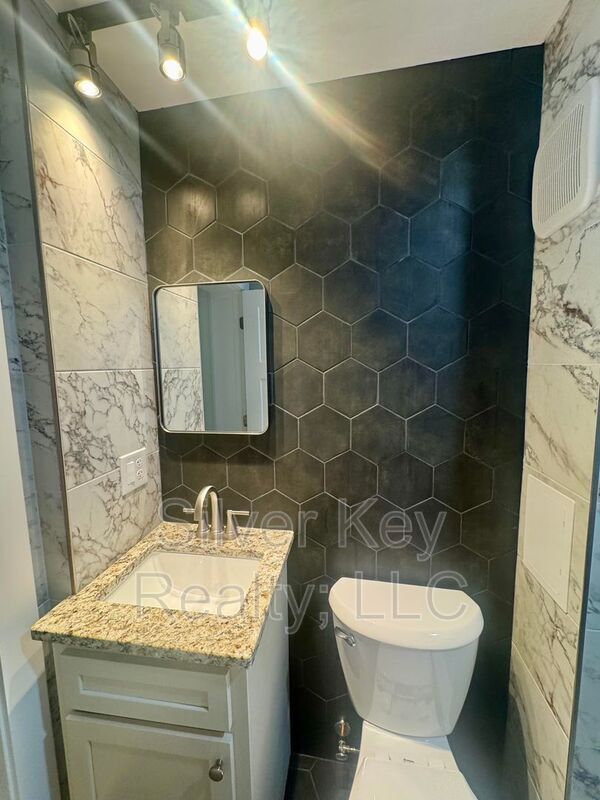 Building Photo - 2113 W Madison Ave