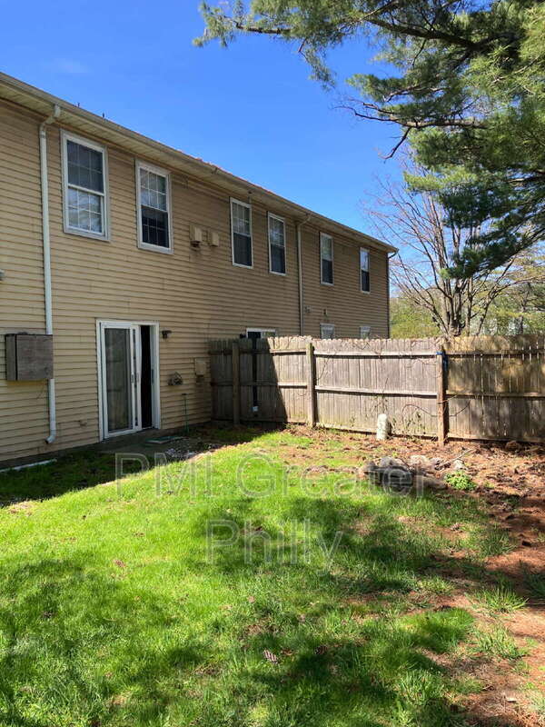 Building Photo - 1688 Bluebird Dr