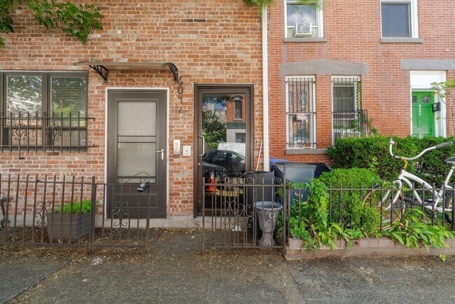 Building Photo - 604 1/2 Grove St