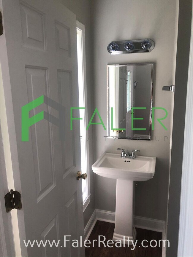 Building Photo - Show-stopping rental available - Lots of S...