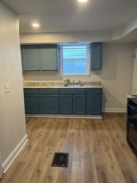 Kitchen - 633 S Terrace Ave