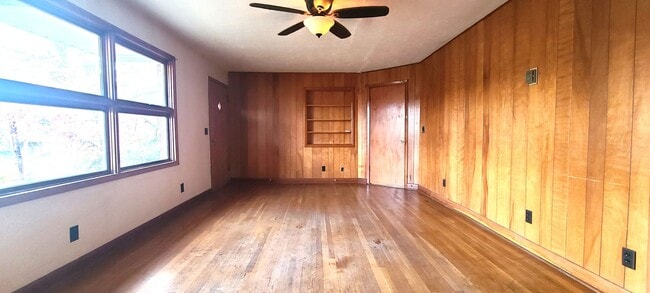 Building Photo - HALF OFF FIRST MONTH RENT! Single family brick home with full unfinished bsmt & detached garage