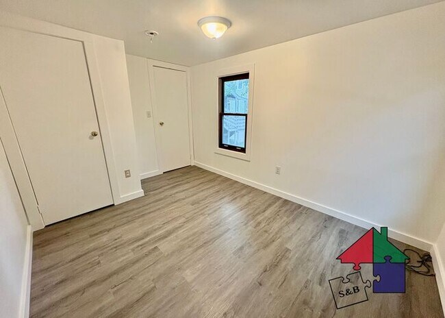 Building Photo - Freshly Renovated 2-Bedroom in Burlington's South End!