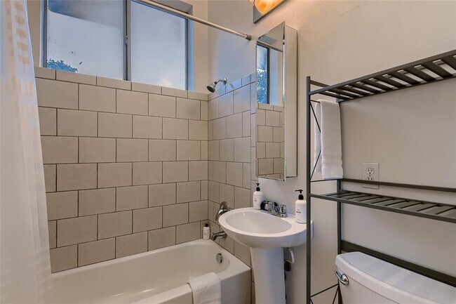 Building Photo - 2612 Carnarvon Ln