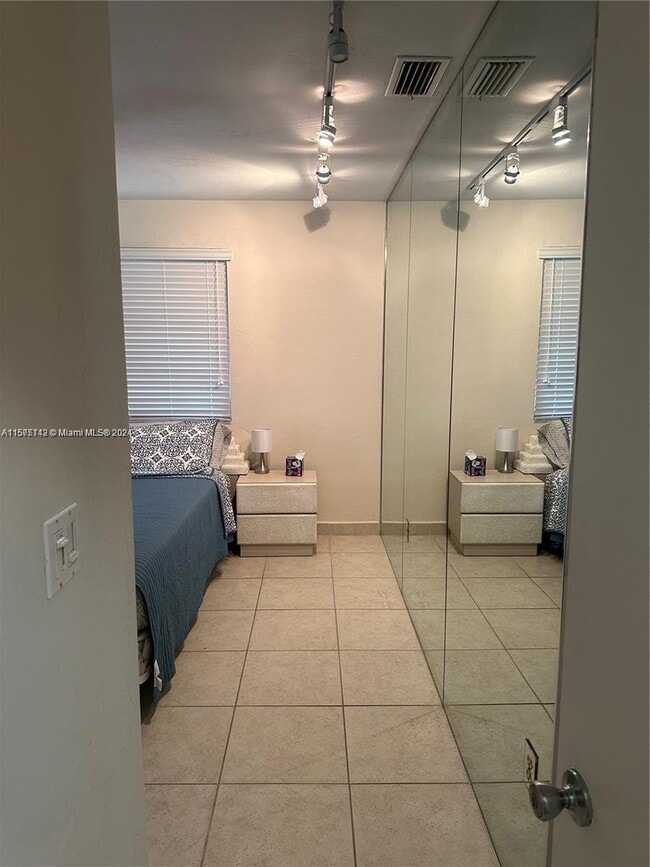 Building Photo - 9456 SW 77th Ave