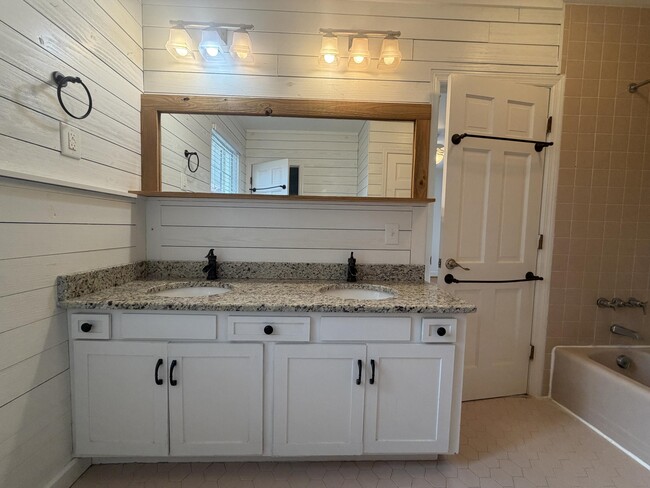 Building Photo - 115 Adams Ave