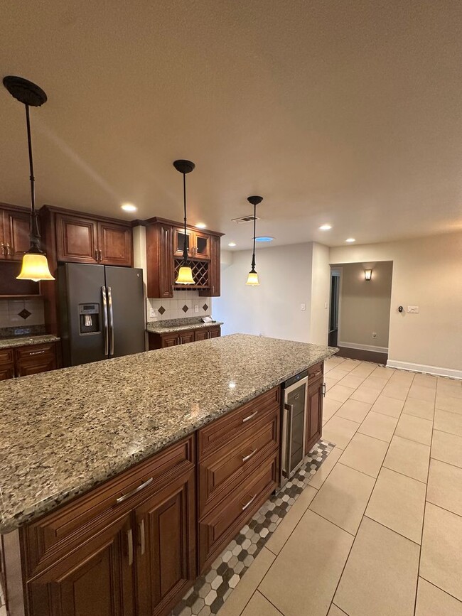 Building Photo - Gorgeous, 3 bedroom, 2.5 bath home, ready for move in