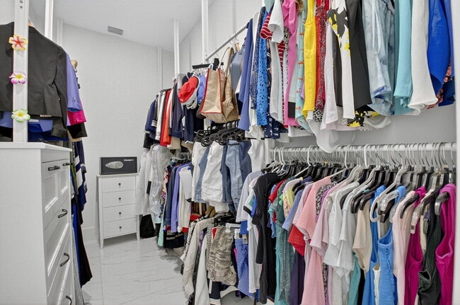 Building Photo - 711 NE 6th St