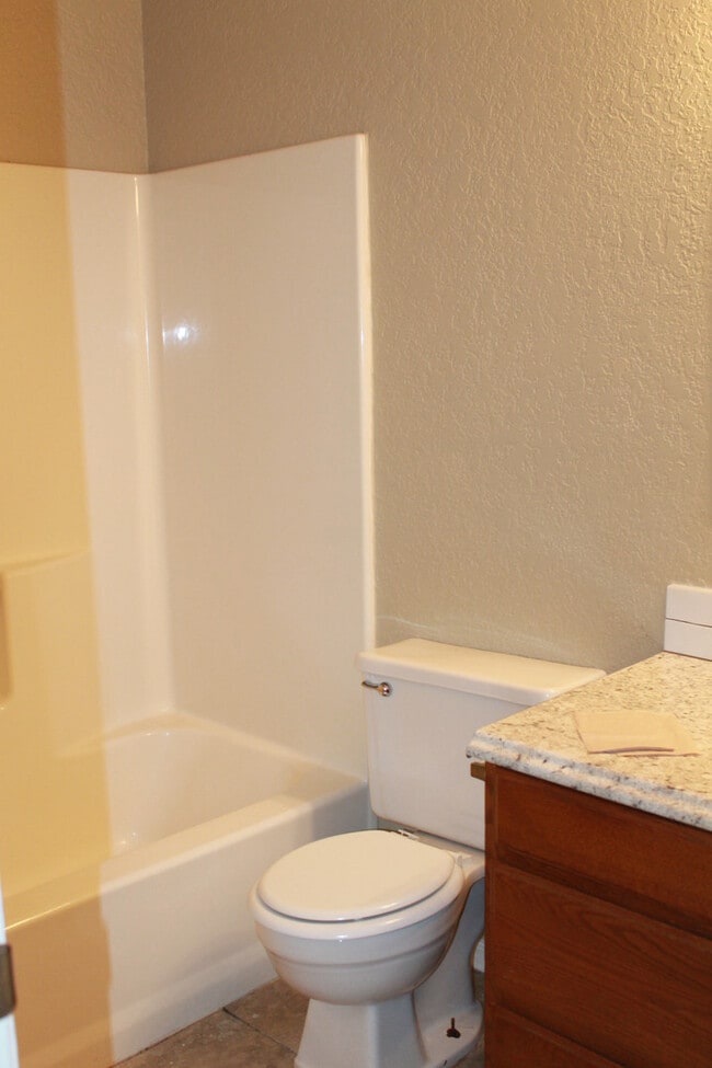 Building Photo - Just Minutes from Tinker!