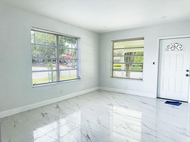 Building Photo - 425 SW 18th Ave