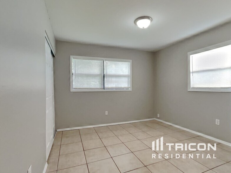 Building Photo - 5025 33rd Terrace N