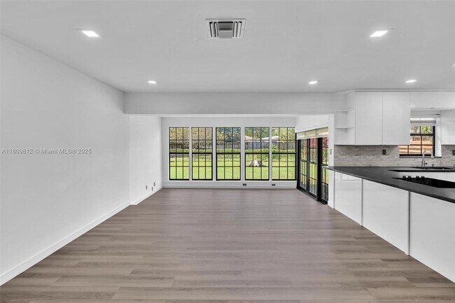Building Photo - 418 S 57th Way