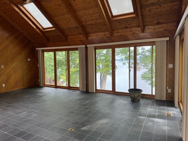 Building Photo - Four Bedroom Lake House in Denver