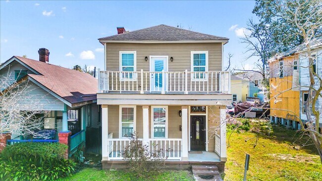 Building Photo - Beautiful 4 bedroom home downtown