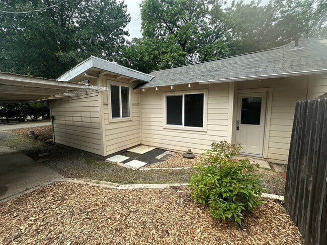 Building Photo - 2 BR w/ Bonus Room/Office