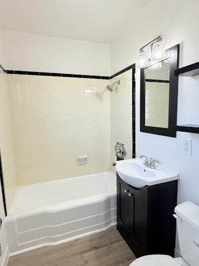 Building Photo - Up to Two Weeks FREE Rent!  Remodeled 1BR/...
