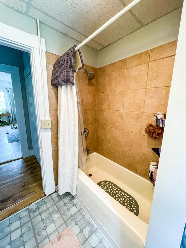 Full Bathroom - 415 Highland St