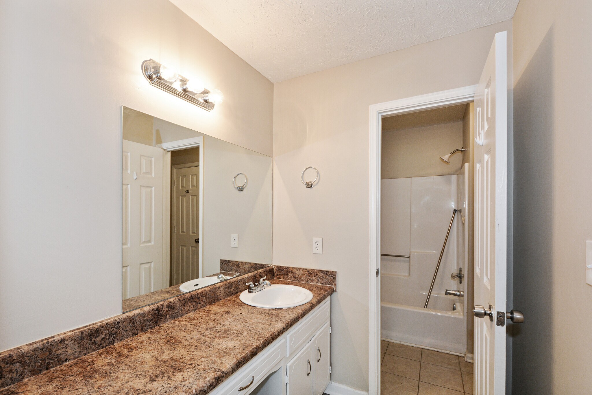 Building Photo - 2624 Country Trce SE