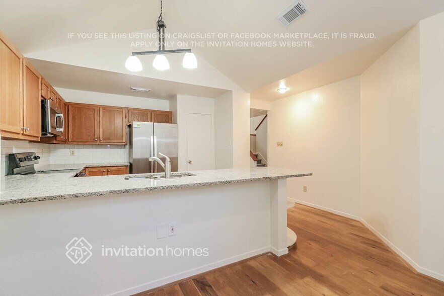 Building Photo - 10 Shallow Pond Pl