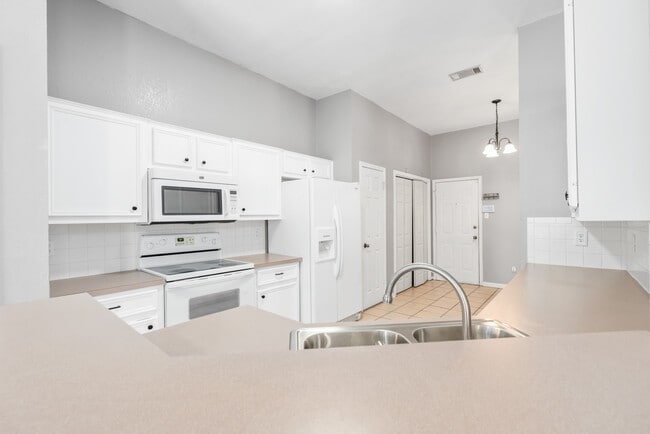 Building Photo - 605 Paintbrush Dr