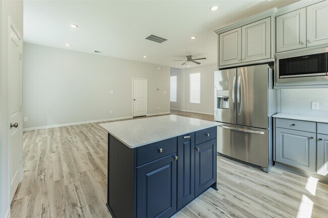 Building Photo - 2123 Rosewood Pnes Ln