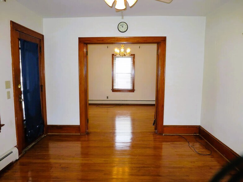 Building Photo - 208 Main St