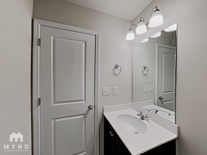 Building Photo - 4940 Lower Elm St