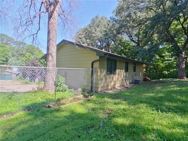 Building Photo - 17311 Sunset Trail SW