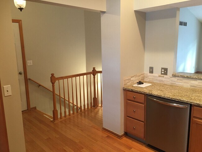 Building Photo - Adorable 2 bed 2 bath in Forest Hills Dist...
