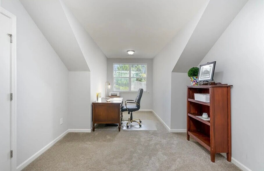Building Photo - 206 Churment Ct