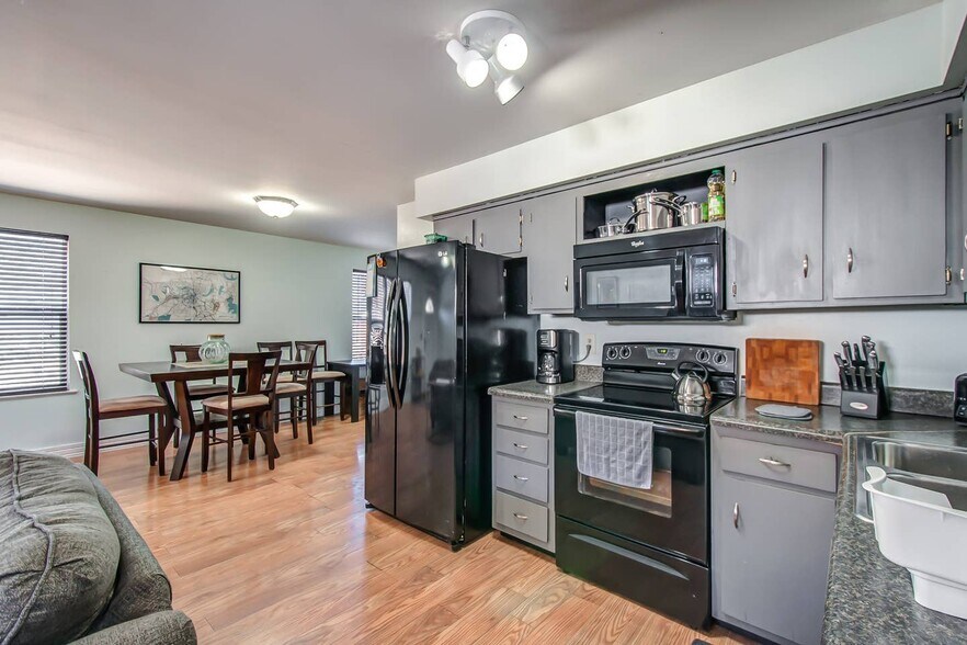 Kitchen - 2003 Rosecliff Dr