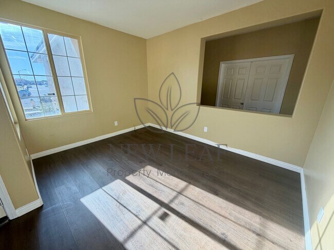 Building Photo - 4 bedroom 3bath 3 car garage in Victorville