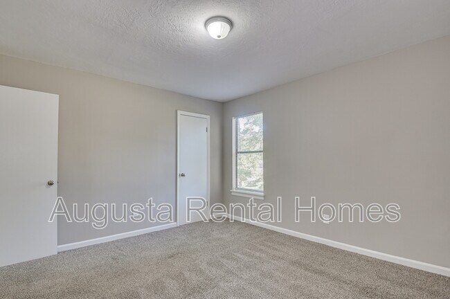 Building Photo - 150 Conifer Dr