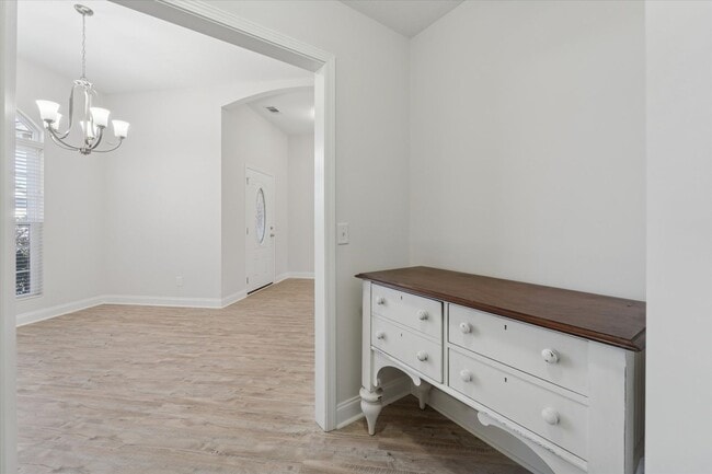 Building Photo - AVAILABLE NOW! (Pet Friendly)