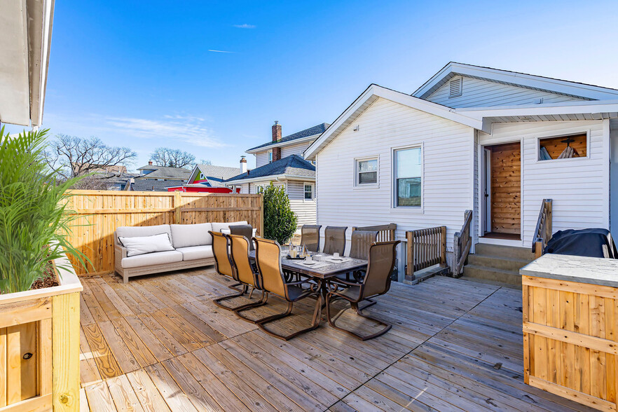 Seating Area - 320 15th Ave