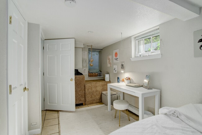 1220 Lower E BR w/ PVT key/ entrance - 1220 11th St