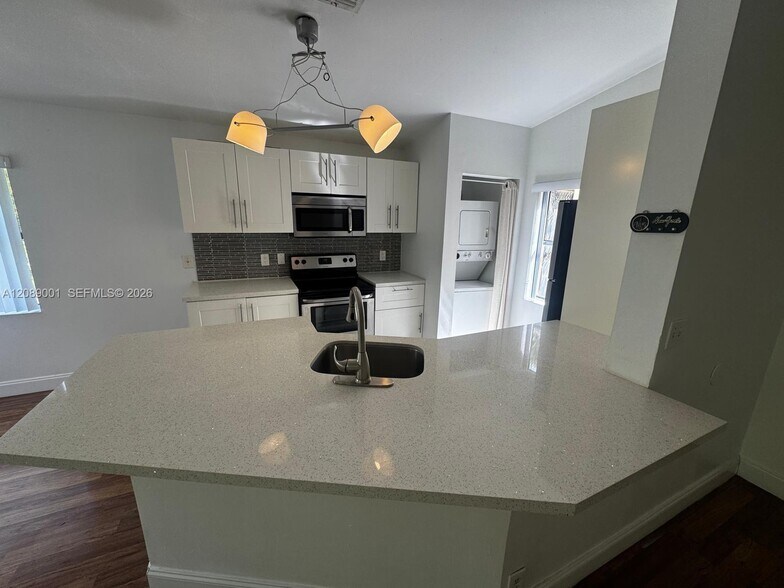Building Photo - 9999 Summerbreeze Dr