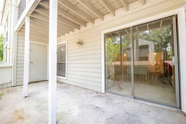 Building Photo - 17401 Red Oak Dr