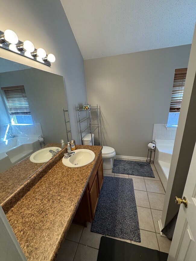 Building Photo - Beautiful 3 Bedroom 2 Bath Home Close to I-20.